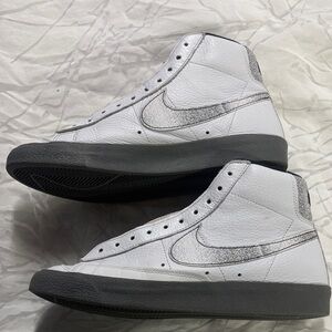Nike Men's White High-Top Sneakers with Gray Sole, used, size 9